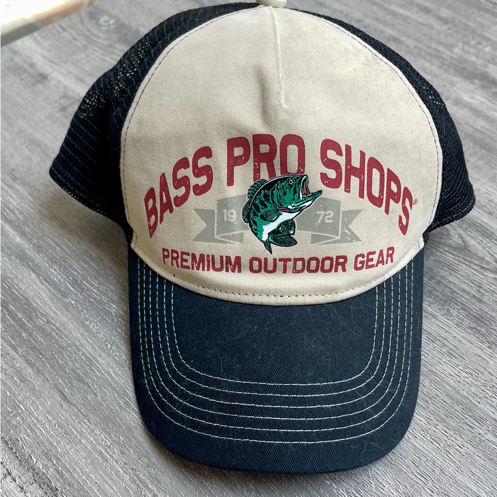 Bass Pro Shops Black and Tan Mesh Cap: unisex design